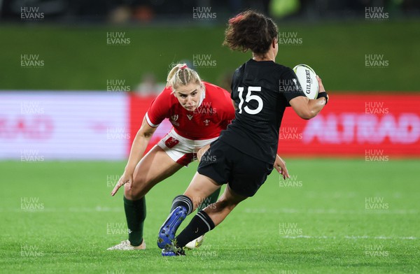 291022 - New Zealand v Wales, Women’s World Cup Quarter-Final - Carys Williams-Morris of Wales Lins up to tackle Ruby Tui of New Zealand