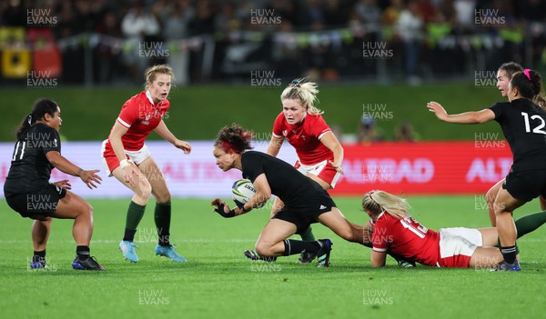 291022 - New Zealand v Wales, Women’s World Cup Quarter-Final - Ruby Tui of New Zealand is tackled by Stacey Fluhler of New Zealand