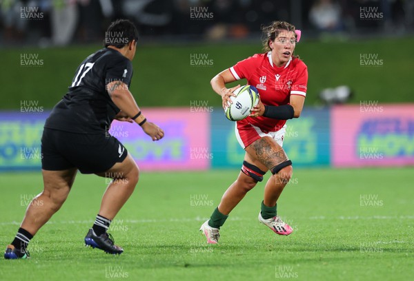 291022 - New Zealand v Wales, Women’s World Cup Quarter-Final - Georgia Evans of Wales takes on Krystal Murray of New Zealand