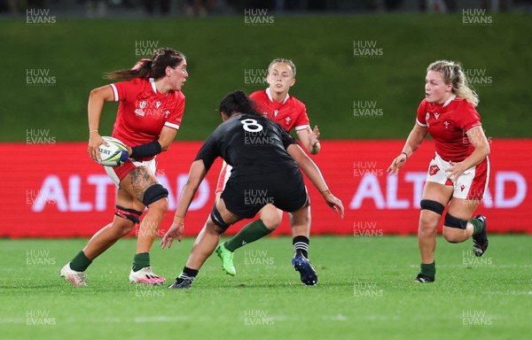 291022 - New Zealand v Wales, Women’s World Cup Quarter-Final - Georgia Evans of Wales looks to offload to Alex Callender of Wales as Liana Mikaele-Tu'u of New Zealand closes in
