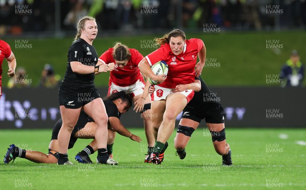 291022 - New Zealand v Wales, Women’s World Cup Quarter-Final - Gwenllian Pyrs of Wales charges past Chelsea Bremner of New Zealand