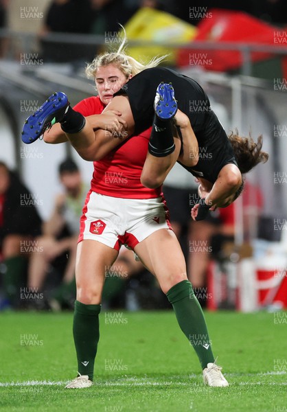 291022 - New Zealand v Wales, Women’s World Cup Quarter-Final - Carys Williams-Morris of Wales tackles Ruby Tui of New Zealand