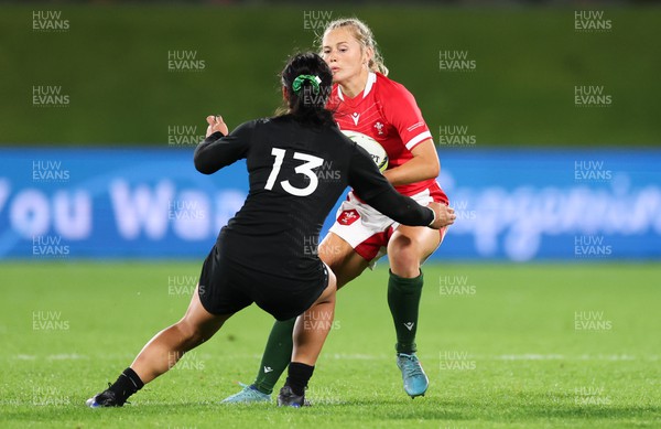 291022 - New Zealand v Wales, Women’s World Cup Quarter-Final - Megan Webb of Wales takes on Stacey Fluhler of New Zealand