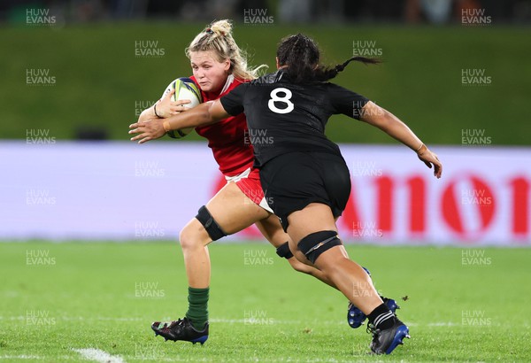 291022 - New Zealand v Wales, Women’s World Cup Quarter-Final - Alex Callender of Wales takes on Liana Mikaele-Tu'u of New Zealand