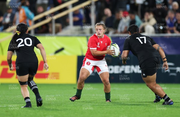 291022 - New Zealand v Wales, Women’s World Cup Quarter-Final - Lleucu George of Wales takes on Kennedy Simon of New Zealand and Krystal Murray of New Zealand