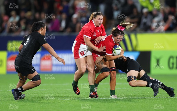 291022 - New Zealand v Wales, Women’s World Cup Quarter-Final - Gwenllian Pyrs of Wales supports Georgia Evans of Wales as she is tackled