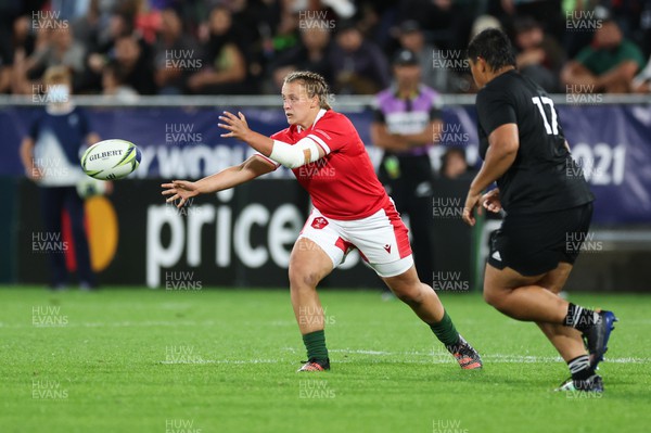 291022 - New Zealand v Wales, Women’s World Cup Quarter-Final - Lleucu George of Wales feeds the ball out