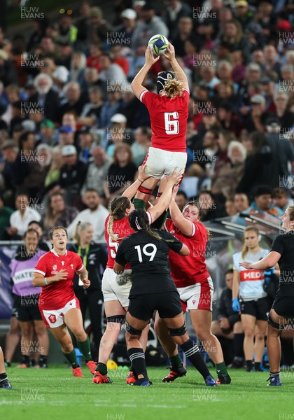 291022 - New Zealand v Wales, Women’s World Cup Quarter-Final - Beth Lewis of Wales takes the lineout