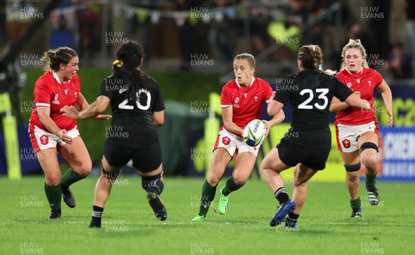 291022 - New Zealand v Wales, Women’s World Cup Quarter-Final - Hannah Jones of Wales looks to offload to Siwan Lillicrap of Wales