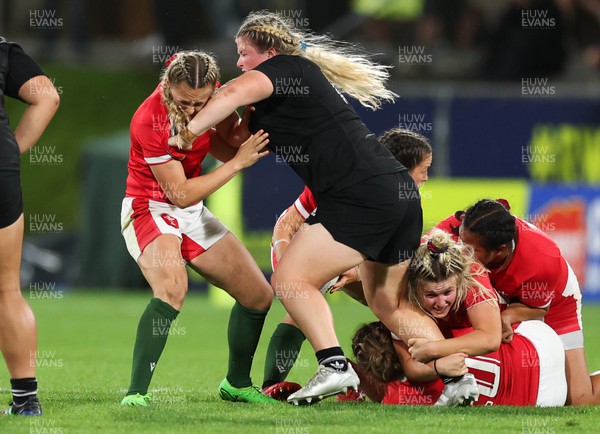 291022 - New Zealand v Wales, Women’s World Cup Quarter-Final - Hannah Jones of Wales gets to grips with Luka Connor of New Zealand