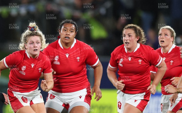 291022 - New Zealand v Wales, Women’s World Cup Quarter-Final - Left to right, Alex Callender, Sisilia Tuipulotu, Sisilia Tuipulotu and Kelsey Jones of Wales during the match