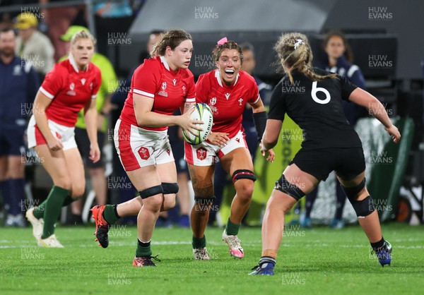 291022 - New Zealand v Wales, Women’s World Cup Quarter-Final - Gwen Crabb and Georgia Evans of Wales take on Alana Bremner of New Zealand