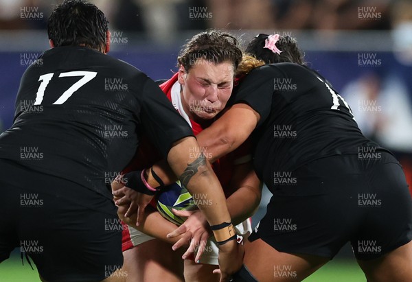 291022 - New Zealand v Wales, Women’s World Cup Quarter-Final - Gwenllian Pyrs of Walestakes on Krystal Murray of New Zealand and Joanah Ngan-Woo of New Zealand