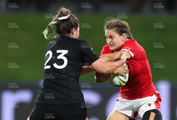 291022 - New Zealand v Wales, Women’s World Cup Quarter-Final -Jasmine Joyce of Wales takes on Renee Holmes of New Zealand