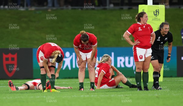 291022 - New Zealand v Wales, Women’s World Cup Quarter-Final -Wales players react on the final whistle