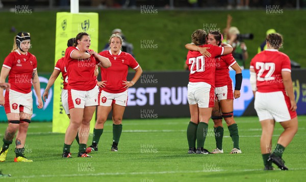 291022 - New Zealand v Wales, Women’s World Cup Quarter-Final - Wales players react on the final whistle