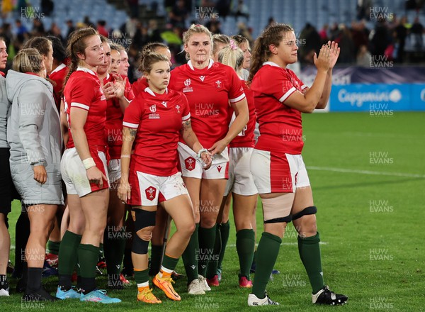 291022 - New Zealand v Wales, Women’s World Cup Quarter-Final - Natalia John of Wales and team mates applaud the fans at the end of the match