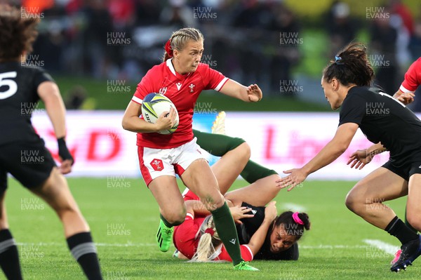 291022 - New Zealand v Wales, Women’s World Cup Quarter-Final -  Hannah Jones of Wales looks for a gap