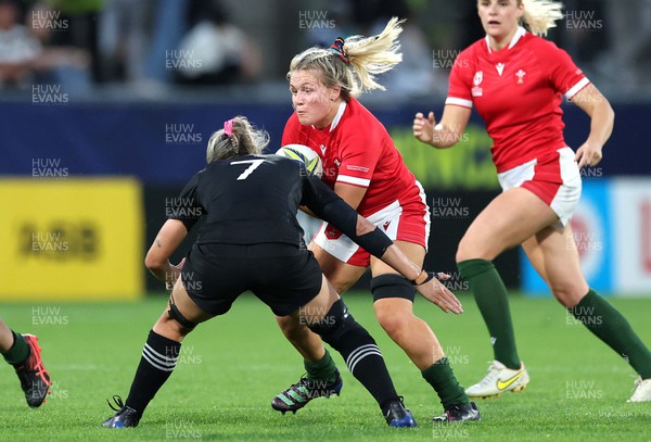 291022 - New Zealand v Wales, Women’s World Cup Quarter-Final -  Alex Callender of Wales takes on Sarah Hirini of New Zealand