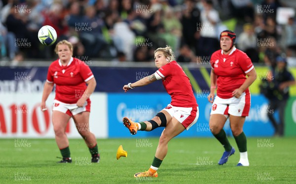 291022 - New Zealand v Wales, Women’s World Cup Quarter-Final -  Keira Bevan of Wales kicks at goal