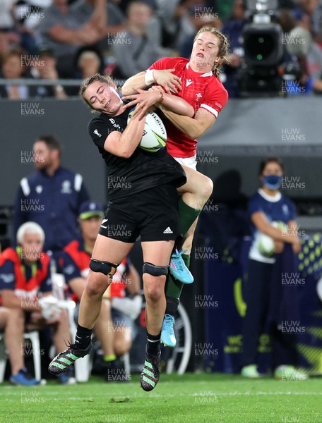 291022 - New Zealand v Wales, Women’s World Cup Quarter-Final -  Lisa Neumann of Wales and Maiakawanakaulani Roos of New Zealand go up for high ball