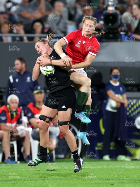 291022 - New Zealand v Wales, Women’s World Cup Quarter-Final -  Lisa Neumann of Wales and Maiakawanakaulani Roos of New Zealand go up for high ball