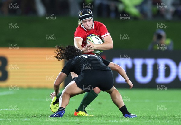 291022 - New Zealand v Wales, Women’s World Cup Quarter-Final -  Beth Lewis of Wales takes on Portia Woodman of New Zealand