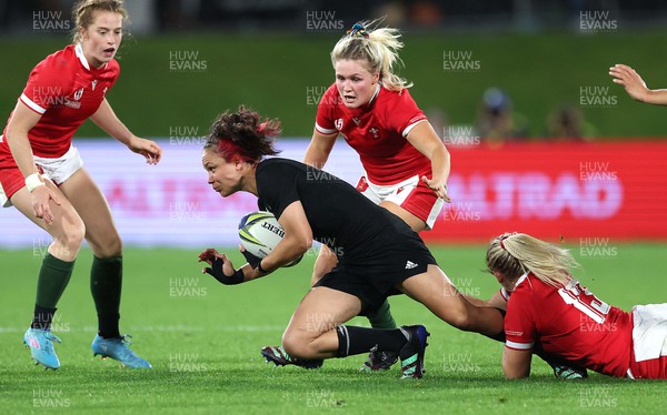 291022 - New Zealand v Wales, Women’s World Cup Quarter-Final -  Ruby Tui of New Zealand is tackled by Hannah Jones of Wales