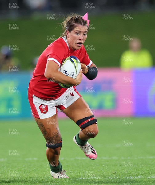291022 - New Zealand v Wales, Women’s World Cup Quarter-Final -  Georgia Evans of Wales looks for a gap