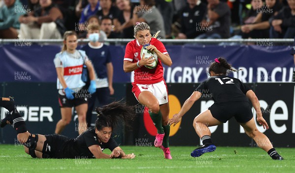 291022 - New Zealand v Wales, Women’s World Cup Quarter-Final -  Lowri Norkett of Wales gets into space