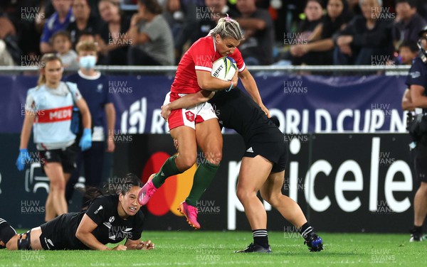 291022 - New Zealand v Wales, Women’s World Cup Quarter-Final -  Lowri Norkett of Wales gets into space