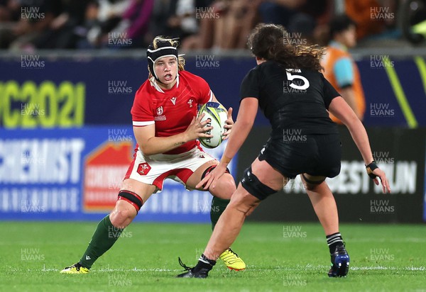 291022 - New Zealand v Wales, Women’s World Cup Quarter-Final -  Beth Lewis of Wales takes on Chelsea Bremner of New Zealand