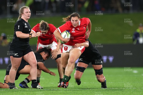 291022 - New Zealand v Wales, Women’s World Cup Quarter-Final -  Gwenllian Pyrs of Wales gets past Chelsea Bremner of New Zealand