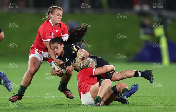 291022 - New Zealand v Wales, Women’s World Cup Quarter-Final -  Kennedy Simon of New Zealand is tackled by Alex Callender and Lleucu George of Wales