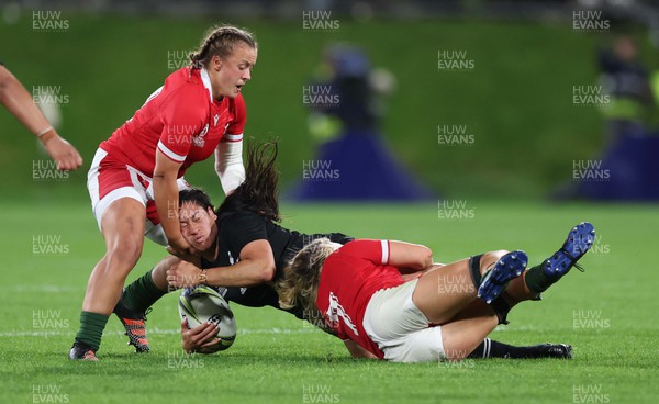 291022 - New Zealand v Wales, Women’s World Cup Quarter-Final -  Kennedy Simon of New Zealand is tackled by Alex Callender and Lleucu George of Wales