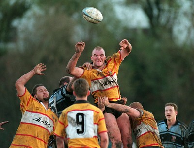 181195 - Newbridge v Cardiff - Paul Kawulok of Newbridge beats Derwyn Jones