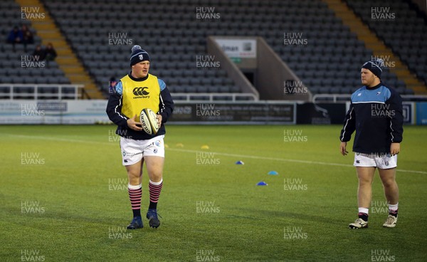 111117 - Newcastle Falcons v Cardiff Blues - Anglo-Welsh Cup - The Cardiff Blues players warm up