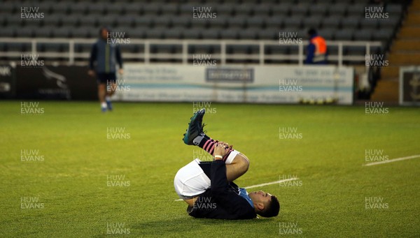 111117 - Newcastle Falcons v Cardiff Blues - Anglo-Welsh Cup - The Cardiff Blues players warm up