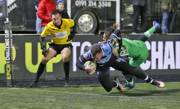 171222 - Newcastle Falcons v Cardiff Rugby - EPCR Challenge Cup - Owen Lane of Cardiff races to the line for the 3rd try despite the efforts of Zach Kerr of Newcastle Falcons