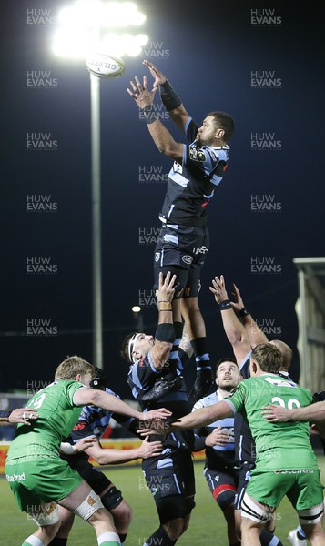 171222 - Newcastle Falcons v Cardiff Rugby - EPCR Challenge Cup - Taulupe Faletau of Cardiff takes line out ball