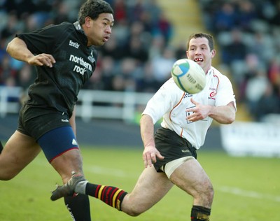 160105 - Newcastle Falcons v Newport Gwent Dragons - Heineken Cup Rugby - Dragons Gareth Cooper feeds the ball out to set up Ian Goughs try