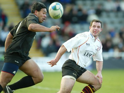 160105 - Newcastle Falcons v Newport Gwent Dragons - Heineken Cup Rugby - Dragons Gareth Cooper feeds the ball out to set up Ian Goughs try