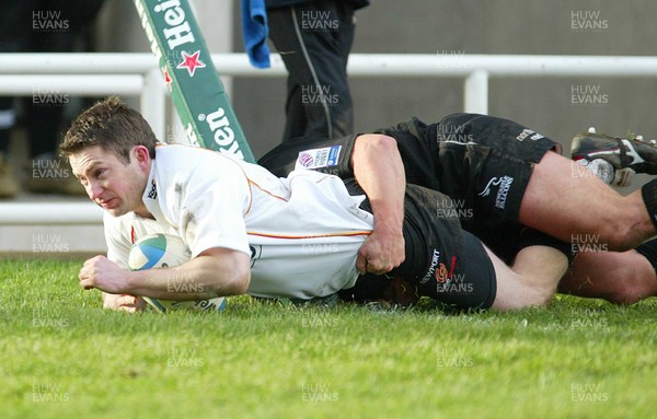 160105 - Newcastle Falcons v Newport Gwent Dragons - Heineken Cup Rugby - Dragons Gareth Wyatt dives in to score try