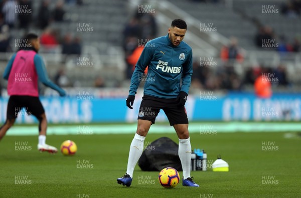 190119 - Newcastle United v Cardiff City - Premier League - The Newcastle United players warm up before kick off