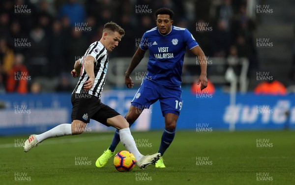 190119 - Newcastle United v Cardiff City - Premier League - Matt Ritchie of Newcastle United and Nathaniel Mendez-Laing of Cardiff City