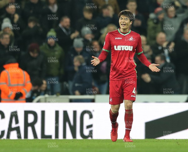 130118 - Newcastle United v Swansea City - Premier League -  Ki Sung Yueng of Swansea City rallies the team after conceding