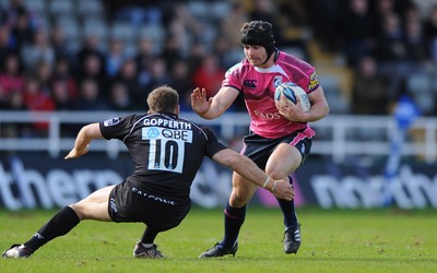 11.04.10 - Newcastle Falcons v Cardiff Blues - Amlin Challenge Cup Quarter Final - Leigh Halfpenny of Cardiff Blues take on Jimmy Gopperth of Newcastle Falcons. 