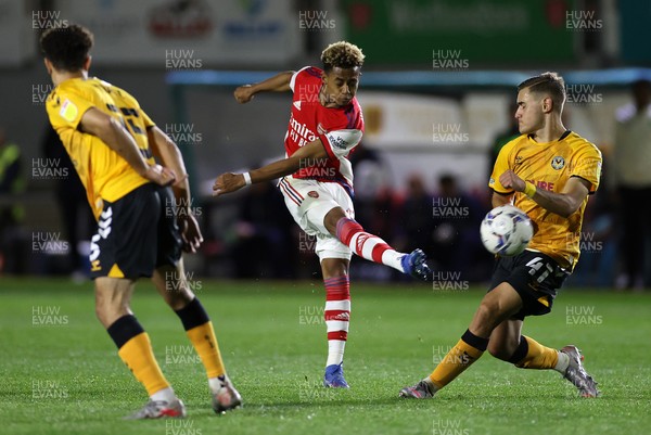 121021 - Newport County v Arsenal U21s - Papa Johns Trophy - Omari Hutchinson of Arsenal U21s takes a shot at goal