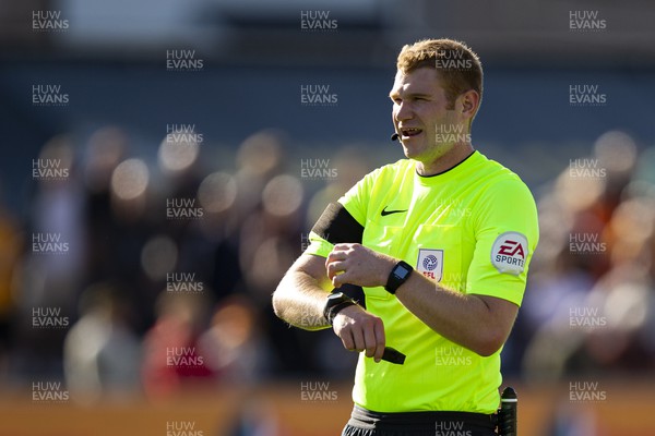 170922 - Newport County v Barrow - Sky Bet League 2 - Referee James Oldham during the second half