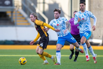 291125 - Newport County v Barrow - Sky Bet League 2 - Samuel Braybrooke of Newport County holds off Charlie McCann of Barrow